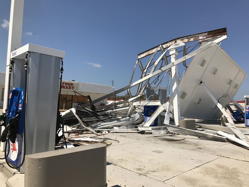 Destrozada por la acción de los vientos del huracán Irma quedó una gasolinera situada en la US 41 de la ciudad de Naples, en el suroeste de la Florida.