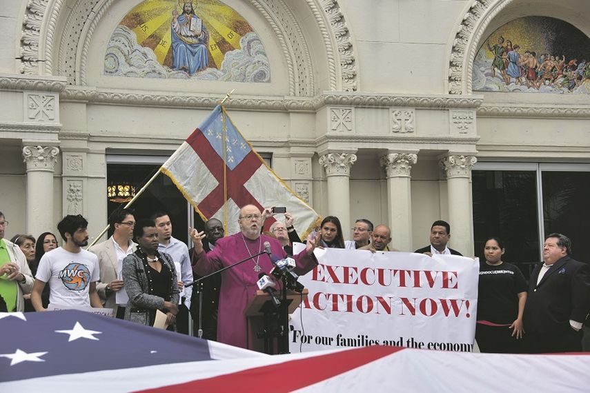 El obispo Leo Frade, de la Diócesis Episcopal del Sudeste de la Florida, junto a los participantes reunidos el miércoles en la Catedral Trinity de Miami. (Giselle Santalucci)