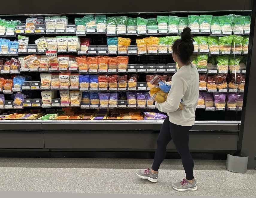 Una clienta examina las ofertas de queso en una tienda Target el 4 de octubre de 2023, en Sheridan, Colorado.&nbsp;