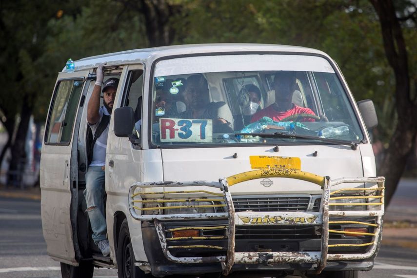 No toda la población acata las medidas de protección para prevenir el coronavirus como se observa en este autobús, algunos pasajeros usan mascarillas como medida preventiva contra la propagación del COVID-19, en Santo Domingo el 24 de marzo de 2020.