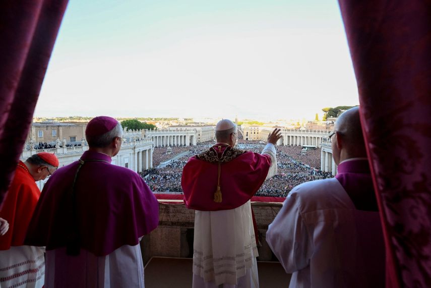 Papa León XIV, Robert Prevost, dirigiéndose a la multitud desde el balcón principal de la logia central de la Basílica de San Pedro por primera vez, después de que los cardenales finalizaran el cónclave, en El Vaticano.