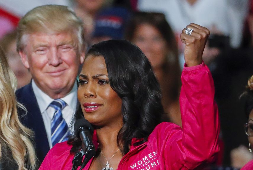 Donald Trump (i), junto a Omarosa&nbsp;Manigault&nbsp;Newman&nbsp;(d), durante un acto de campaña en Charlotte, Carolina del Norte (Estados Unidos), el 14 de octubre del 2016.&nbsp;