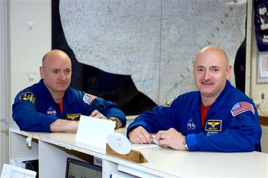 Los astronautas gemelos Mark Kelly, a la derecha y Scott Kelly a la izquierda, en una base cerca del Centro Espacial Johnson en Houston.  (Foto AP/NASA)