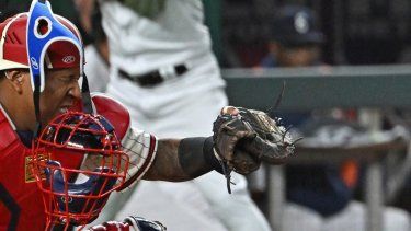 El receptor Salvador Pérez de los Reales de Kansas City recibe el impacto de un foul durante el juego contra los Astros de Houston, el sábado 16 de septiembre de 2023, en Kansas City.