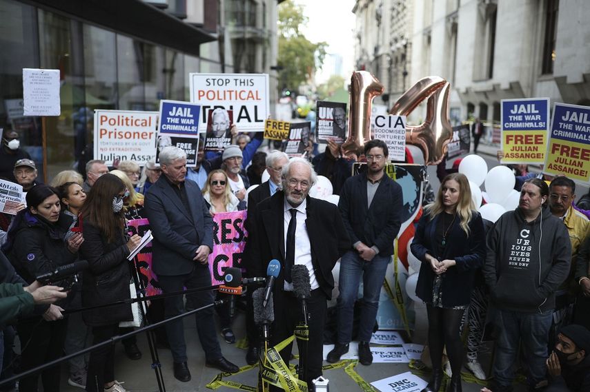 El padre de Julian Assange, John Shipton, centro, habla ante los medios afuera del tribunal de Old Bailey, al final de la audiencia de extradici&oacute;n de Assange a Estados Unidos, en Londres, el jueves 1 de octubre de 2020.&nbsp;