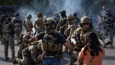 Agentes policias detienen a revoltosos de la extrema izquierda que intentan llevar el caos y la inseguridad a las ciudades gobernadas por la ultraizquierda para desestabilizar al gobierno del presidente Donald J. Trump.