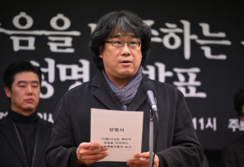 El director de cine Bong Joon-ho pronuncia una declaración durante una conferencia de prensa sobre la muerte del actor surcoreano Lee Sun-kyun en Seúl el 12 de enero de 2024.&nbsp;