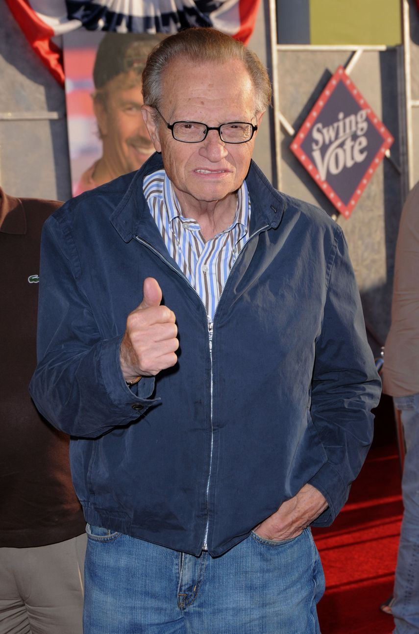 El periodista Larry King asiste al estreno de Swing Vote&nbsp;en el teatro El Capitan de Hollywood el 24 de julio de 2008. &nbsp;
