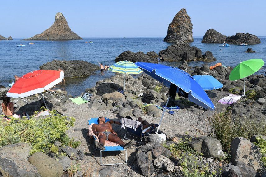 En esta imagen de archivo, bañistas disfrutan de un día de playa en Aci Trezza, cerca de Catania, Sicilia, Italia, el 13 de agosto de 2021.&nbsp;