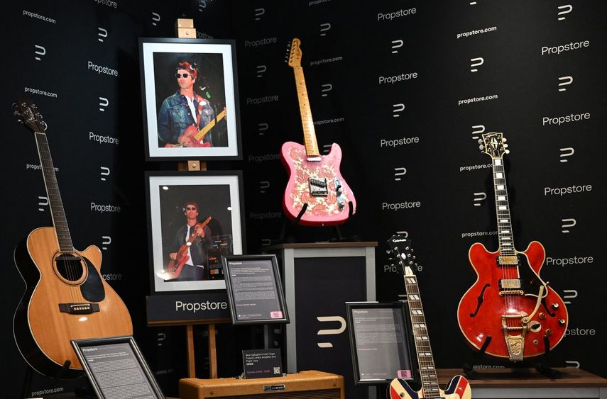 La guitarra acústica Takamine FP460SC de Noel Gallagher, utilizada para grabar la canción Wonderwall; la guitarra Fender Telecaster Owend autografiada de Noel Gallagher, utilizada durante el concierto Rock in Rio de Familiar to Millions; y la guitarra Gibson ES-355 Cherry Red de Noel Gallagher de los años 60, dañada por Liam Gallagher la noche en que Oasis se separó, se muestran en exhibición durante una vista previa de la subasta de Propstore en Londres el 21 de octubre de 2025. &nbsp;