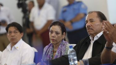 Fotografía de archivo del 16 de mayo de 2018 de los dictadores Daniel Ortega y Rosario Murillo durante la apertura de un diálogo nacional en Managua, Nicaragua. 