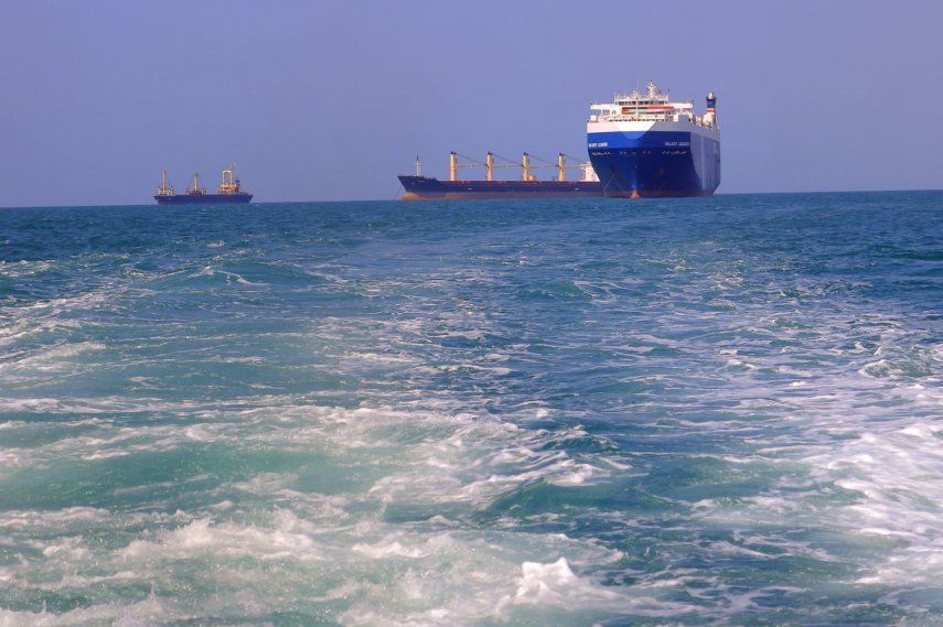 Imagen satelital publicada por Maxar Technologies muestra el barco Galaxy Leader vinculado a Israel capturado por rebeldes hutíes de Yemen, junto a otro barco en el mar Rojo, el 28 de noviembre de 2023.