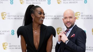 Los anfitriones de la alfombra roja Tom Allen y AJ Odudu posan duarnte una sesión para los Premios de la Academia Británica de Cine (BAFTA) 2022 en las oficinas de la BAFTA en Londres el 3 de febrero de 2022.&nbsp;