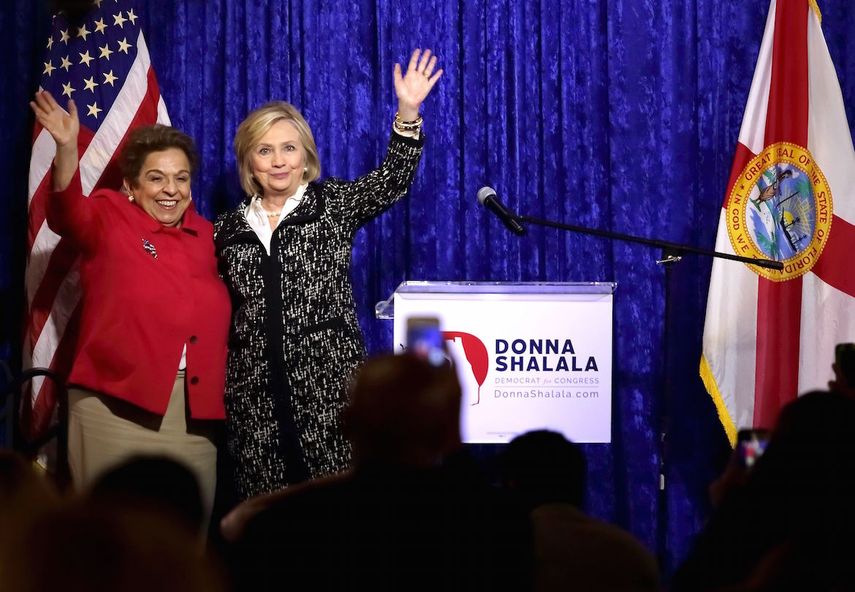 La excandidata presidencial de EE.UU.&nbsp;Hillary&nbsp;Clinton (dcha) y la candidata demócrata a la Cámara de Representantes Donna Shalala, saludan durante un acto electoral celebrado en Miami, EEUU, el 24 de octubre del 2018.&nbsp;&nbsp;