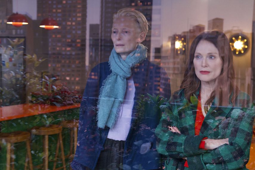 En esta imagen proporcionada por Sony Pictures Classics, Julianne Moore y Tilda Swinton en una escena de The Room Next Door.