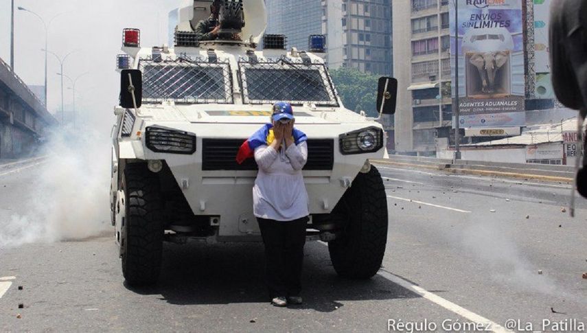 Pese a los gases que lanzaron contra ella, resisitió estoicamente frente a la tanqueta de la GNB.