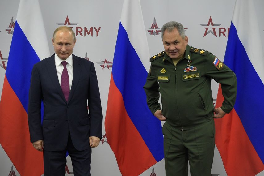 Fotografía fechada el 27 de junio de 2019 del presidente ruso, Vladimir Putin, y el ministro de Defensa, Sergei Shoigu.