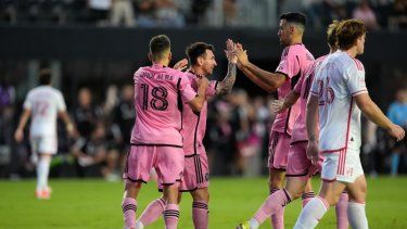 El delantero del Inter Miami Lionel Messi celebra con Jordi Alba y Sergio Busquets tras anotar en el encuentro de la MLS ante St. Louis City el sábado 1 de junio del 2024.&nbsp;