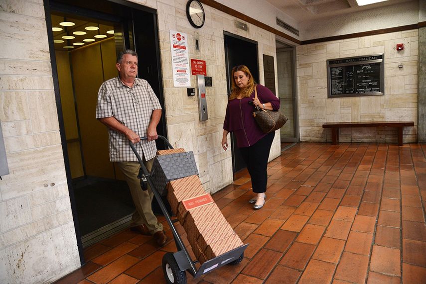 Tirador se dirige al cajero del ayuntamiento para pagar la factura con centavos. (ÁLVARO MATA)