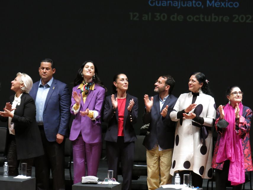El gobernador de Guanajuato Diego Sinhue Rodríguez Vallejo, la artista chilena Francisca Valenzuela, la jefa de gobierno de la Ciudad de México Claudia Sheinbaum y la secretaria de Cultura de México Alejadra Fraustro asisten a la presentación de la 50 edición del Festival Cervantino en la Ciudad de México el 29 de junio de 2022.
