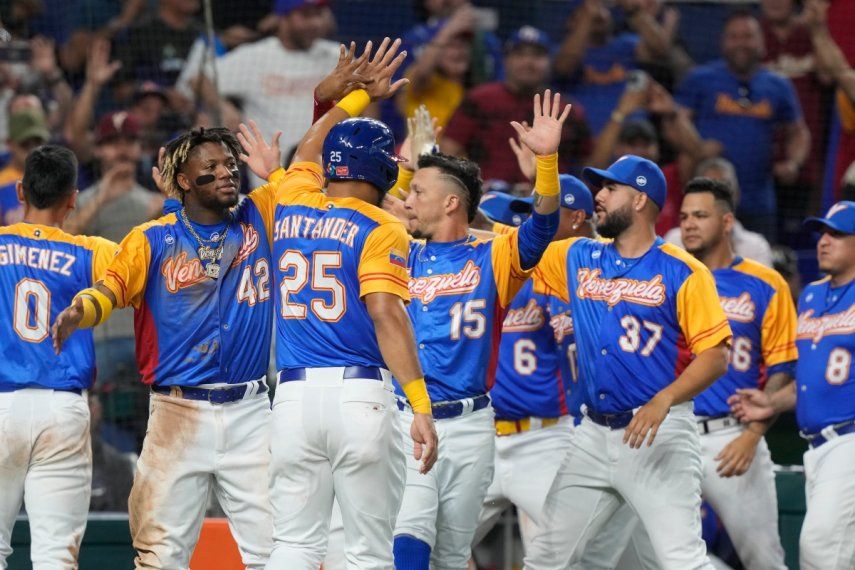 Anthony Santander (25) es felicitado por sus compañeros tras anotar una carrera para Venezuela en la victoria 4-1 ante Nicaragua en el Clásico Mundial de Béisbol, el martes 14 de marzo de 23, en Miami.
