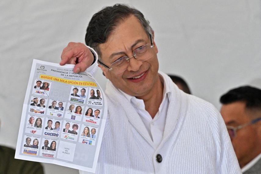 El presidente de Colombia, Gustavo Petro, se prepara para emitir su voto en las elecciones presidenciales en un centro de votación en Bogotá el 31 de mayo de 2026. Los colombianos acuden a las urnas en unos comicios que determinarán la respuesta de la nación, asolada por el conflicto, a la creciente violencia: mantenerse a la izquierda y optar por el diálogo o virar a la derecha hacia la guerra total