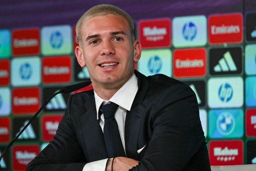 El centrocampista argentino Franco Mastantuono, nuevo jugador del Real Madrid, habla durante una rueda de prensa, el 14 de agosto de 2025.
