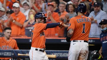 José Altuve y Carlos Correa celebran las carreras anotadas por los Astros de Hosuton