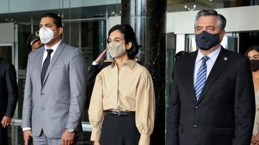 Folleto publicado por la Asamblea Nacional de Ecuador que muestra a la nueva Vicepresidenta de Ecuador, Mar&iacute;a Alejandra Mu&ntilde;oz (C) posando con el Primer Vicepresidente de la Asamblea Nacional, C&eacute;sar Sol&oacute;rzano (L) y el Vicepresidente de la Asamblea Nacional, Patricio Donoso, despu&eacute;s de su inauguraci&oacute;n. en Quito el 22 de julio de 2020. Mu&ntilde;oz fue elegido por el parlamento el 17 de julio para reemplazar a Otto Sonnenholzner, quien renunci&oacute; a su cargo a solo ocho meses de las elecciones generales de 2021.