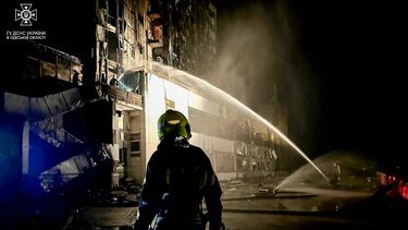 Bomberos ucranianos apagan un incendio en el puerto marítimo y en el hotel Odessa.
