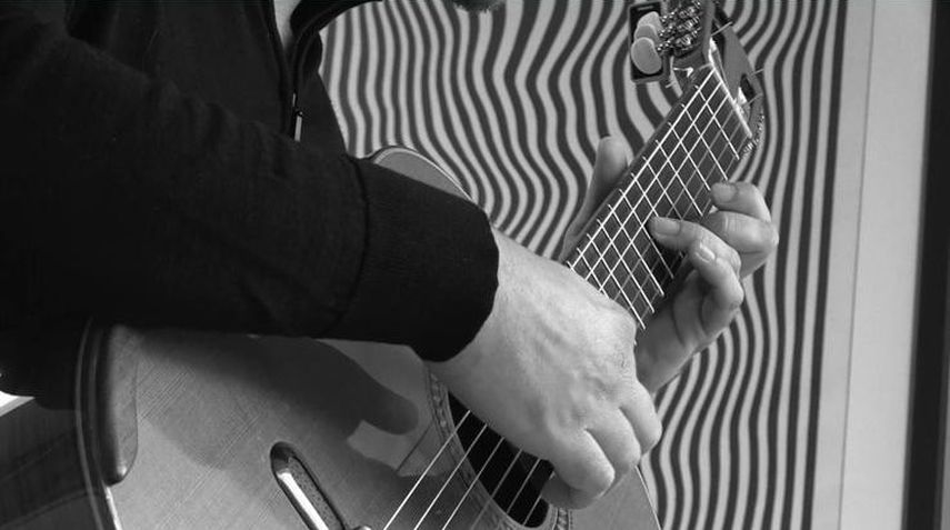 El talentoso músico Antoine Assaf con su guitarra.