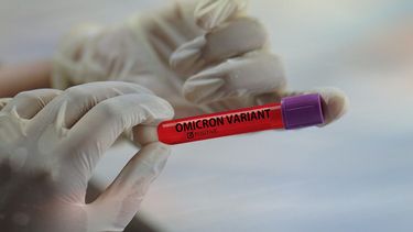 La variante ómicron, de coronavirus, se esparció rápidamente por medio mundo.