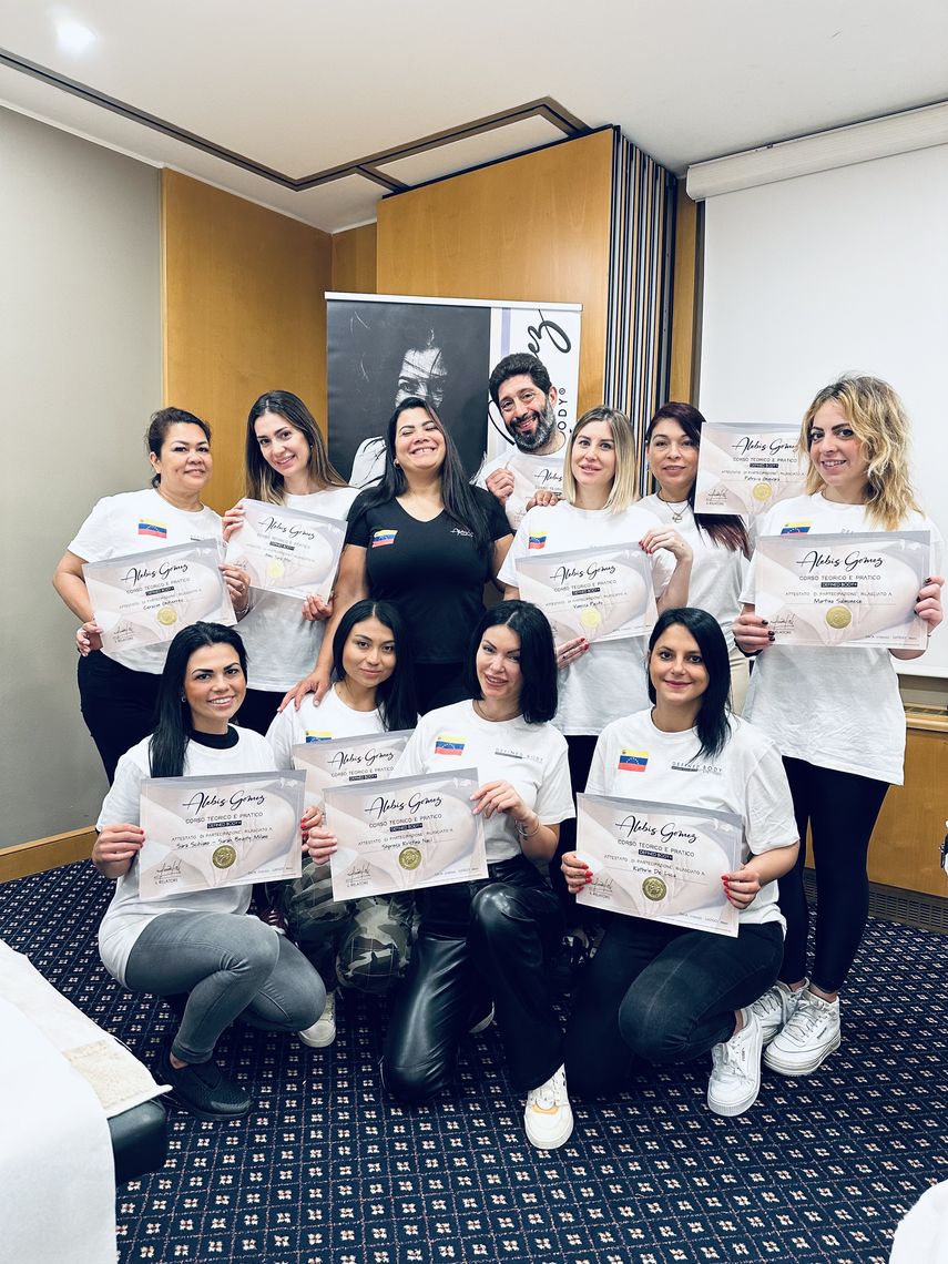 La venezolana Alebis Gómez junto al equipo graduado del método Cuerpo definido.