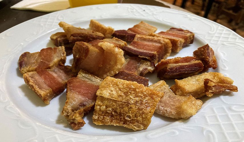 Torreznos, chicharrones de cerdo.
