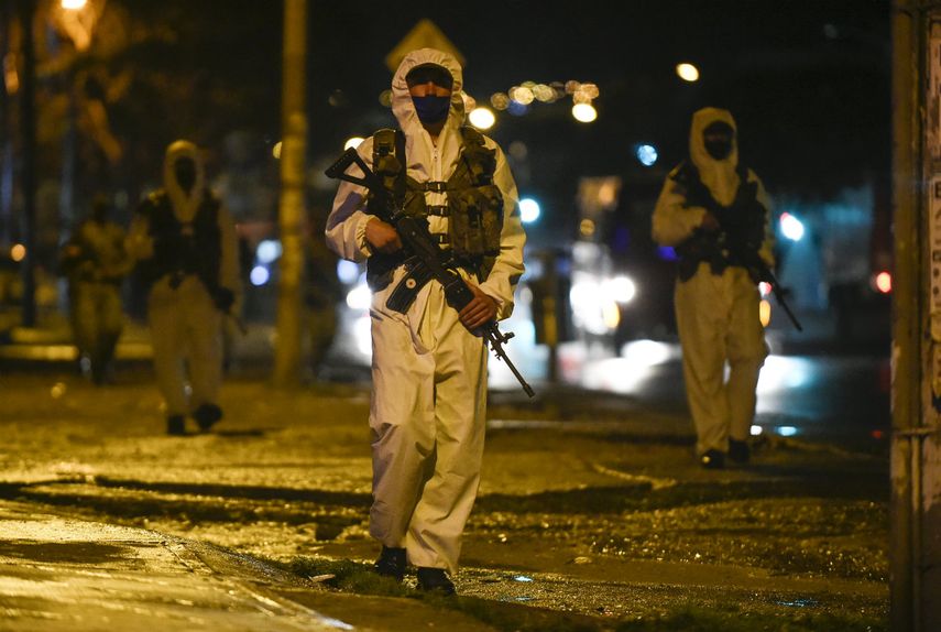 Los soldados colombianos patrullan las calles en el barrio de Usme, en el sur de Bogot&aacute;, el 15 de julio de 2020. Bogot&aacute; el 13 de julio impuso un estricto cierre zonal, que afecta a 2,5 millones de personas, para restringir el movimiento durante las pr&oacute;ximas dos semanas para contener nuevos brotes de COVID-19.