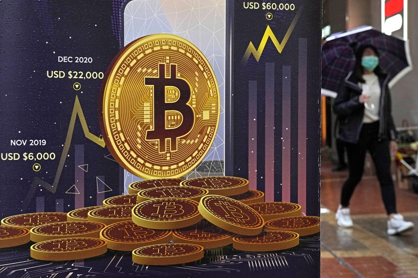 Un anuncio de la criptomoneda bitcoin en una calle de Hong Kong.