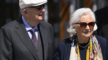 El rey emérito de de Bélgica, Alberto II, y la reina Paola de Bélgica asisten a la ceremonia de clausura académica en la capilla de música Queen Elisabeth en Waterloo el 2 de junio de 2023.