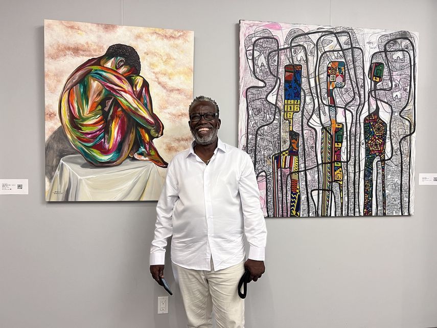 Uno de los asistentes a AfriKin Art Fair disfruta de las obras de arte.&nbsp;