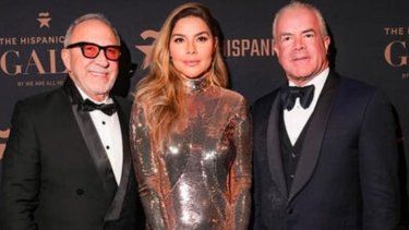 Emilio Estefan, Paulina Peterson y Raul Rocha Cantú en la gala Hispanic Star.&nbsp;