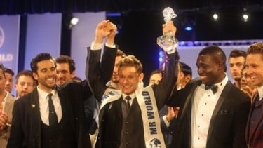 El danés Nicklas Pedersen Mister Mundo 2014, a la derecha el nigeriano Emmanuel Ifeanyi Ikubese quien obtuvo el segundo lugar y, a la izquierda, quien ganó el tercer lugar,el Mexicano José Pablo Minor  (Foto Facebook Mr World 2014)