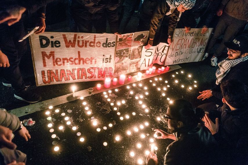 Manifestantes escriben la palabra Alepo con velas frente del Consulado de Irán en Hamburgo (Alemania).&nbsp;