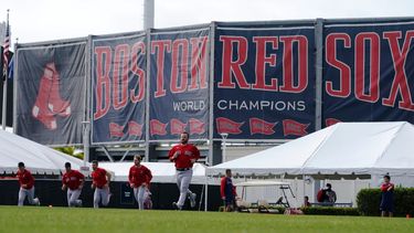 Los jugadores de los Medias Rojas de Boston calientan durante el entrenamiento de primavera (Spring Training) en el Jet Blue Park el miércoles 16 de marzo del 2022 en Fort Myers, Florida