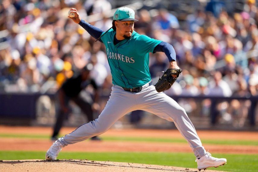 Luis Castillo de los Marineros de Seattle lanza ante los Padres de San Diego en un juego de pretemporada, el 3 de marzo de 2024, en Peoria, Arizona.&nbsp;