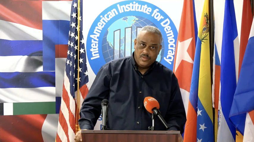 El periodista cubano Iván García durante un evento del Instituto Interamericano para la Democracia el 21 de mayo de 2024.