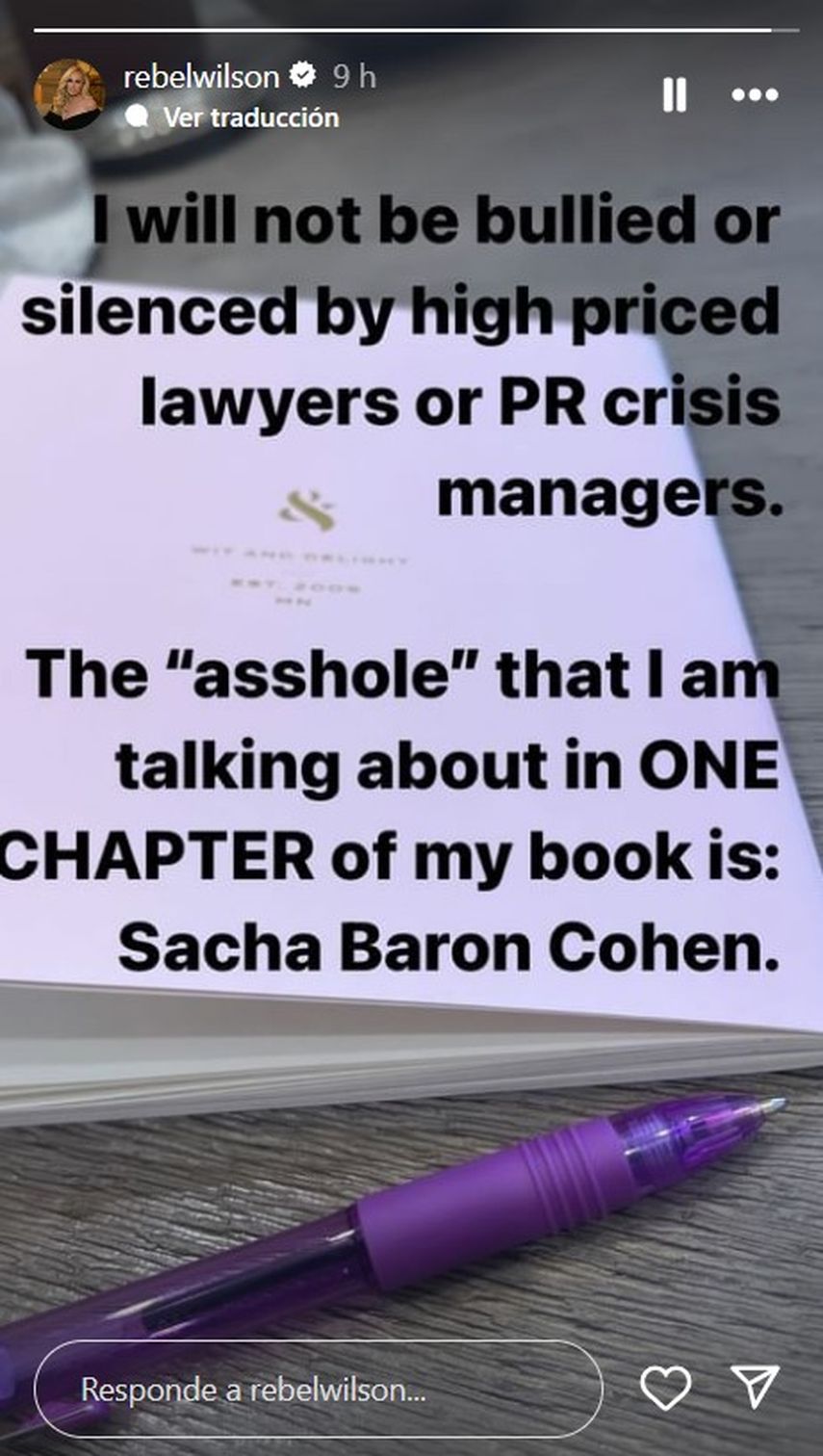 La artista Rebel Wilson asegura que el actor Sacha Baron Cohen la amenaza por la publicación de su libro.
