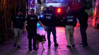 Agentes federales en la entrada de una propiedad perteneciente al rapero Sean Diddy Combs, el lunes 25 de marzo de 2024, en Star Island en Miami Beach, Florida. 