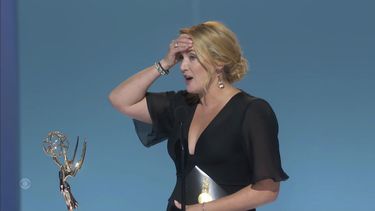 En esta imagen de video emitida por la Academia de la Televisión, Kate Winslet recibe el premio Emmy a la mejor actriz en una serie limitada por Mare of Easttown el domingo 19 de septiembre de 2021 en Los Angeles.&nbsp; 