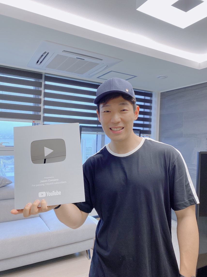 Orgulloso, Jason Coreano muestra un reconocimiento de YouTube por sobrepasar los 100.000 seguidores.&nbsp;