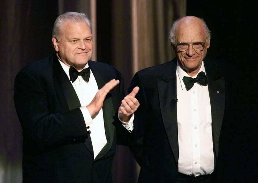 En esta foto del 6 de junio de 1999, el actor Brian Dennehy, a la izquierda, aplaude al dramaturgo Arthur Miller antes de entregarle el premio a la trayectoria durante la ceremonia de los premios Tony en Nueva York. 