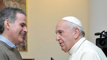 El Papa Francisco recibe al teólogo Rafael Luciani, durante el primer año de su pontificado, en 2013.